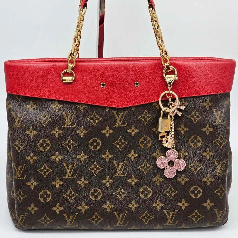 Louis Vuitton Authentic Gold Lock 🔒 Unbranded Flower Keychain Charm for Bags
